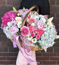 Цветочная композиция из Розы, Хризантемы, Пионы и Лизиантусы в корзине в Нерехте