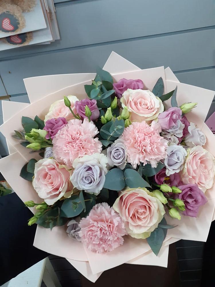 Букет цветов из: Розы, Гвоздики и Лизиантусы в Нерехте